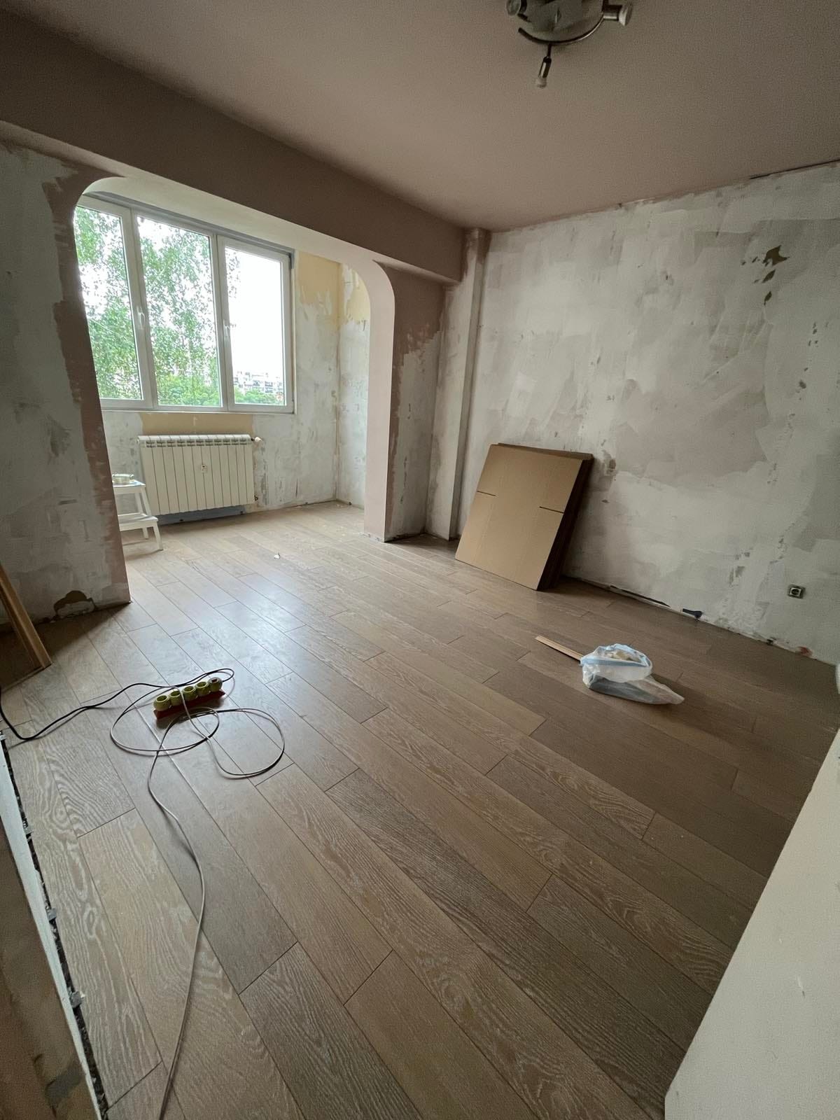 Трансформация: От мазилка до модерен интериор с акцентно осветление