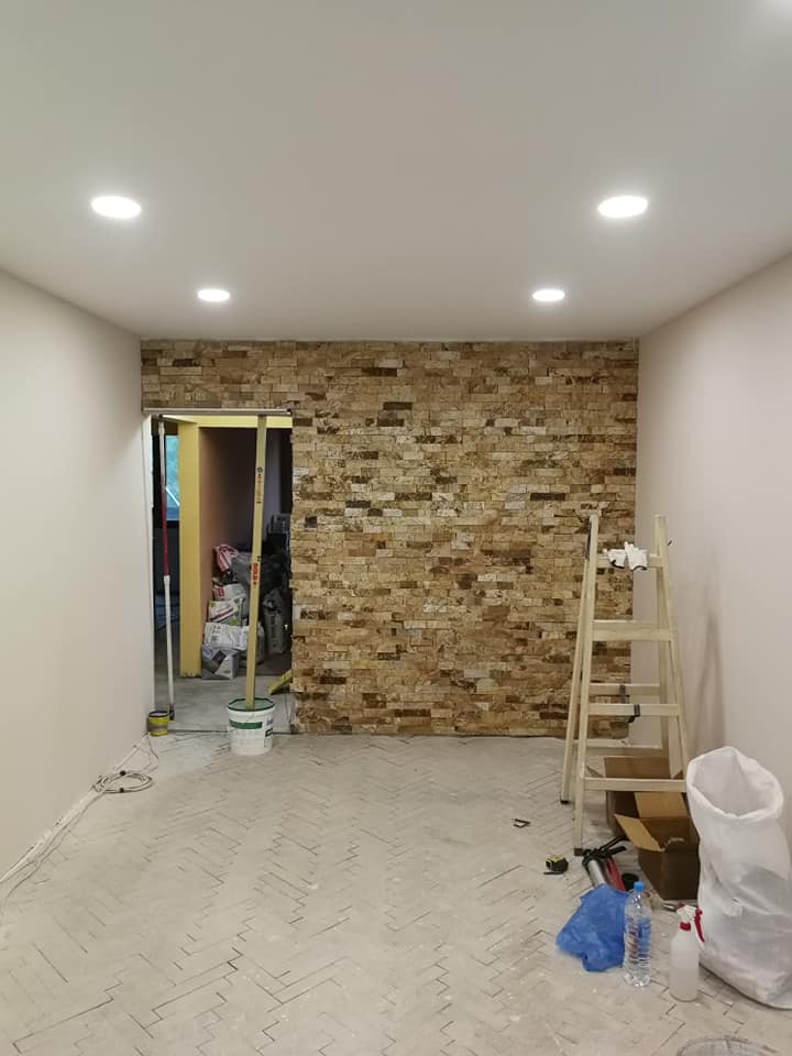 Трансформация: От мазилка до каменна стена с многоцветна светлина