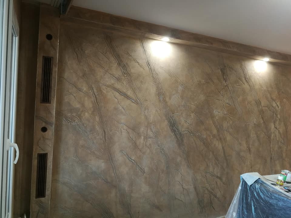 Текстурирана стена  завършек със спот осветление